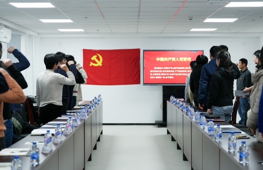 王云鹏向过“政治生日”党员颁授“政治